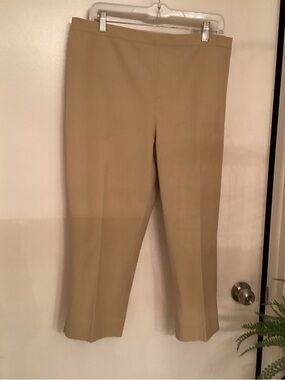 Isaac Mizrahi Elastic-Waist Khaki Carpri Pant